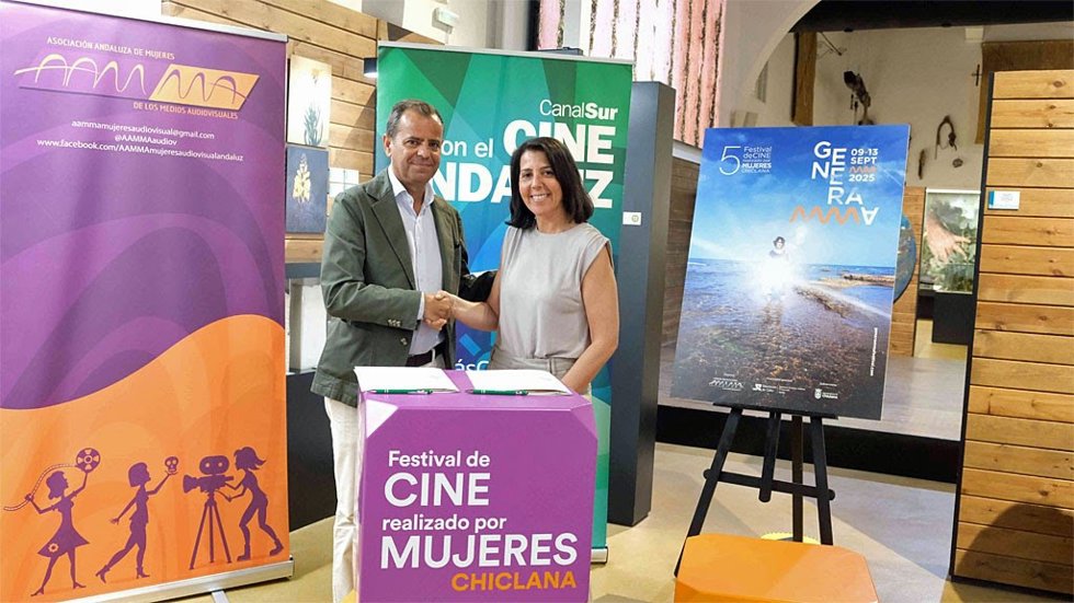 El director general de la RTVA, Juande Mellado, y Pilar Crespo, presidenta de la Asociación Andaluza de Mujeres de los Medios Audiovisuales.