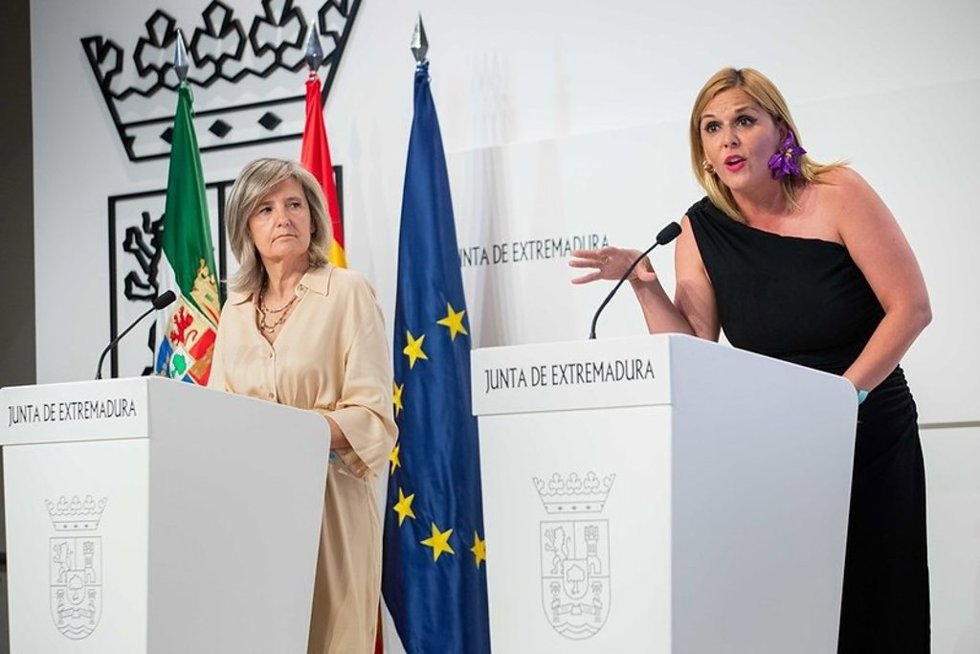 La consejera de Hacienda y Administración Pública de la Junta de Extremadura, Elena Manzano, en rueda de prensa este martes.