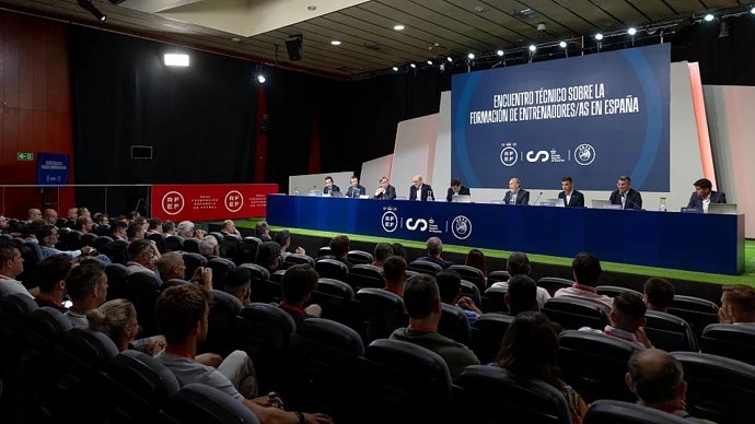 El presidente de la RFEF, Rafael Louzán, preside la reunión con UEFA y los centros de formación de entrenadores de toda España.