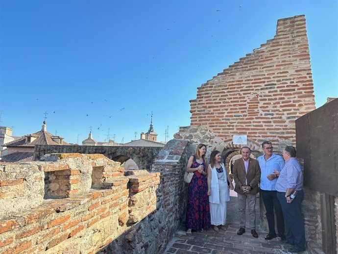 El alcalde, José Julián Gregorio, visita las murallas del Charcón y El Salvador.