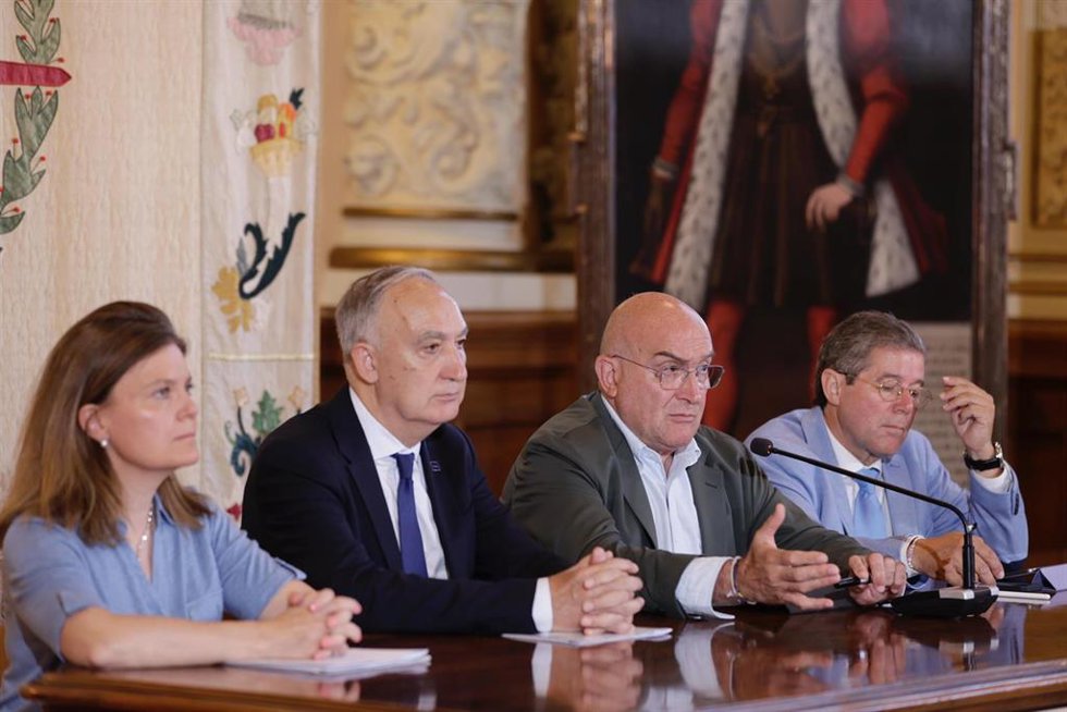 El alcalde de Valladolid, Jesús Julio Carnero, en la Mesa Municipal de Agroalimentación