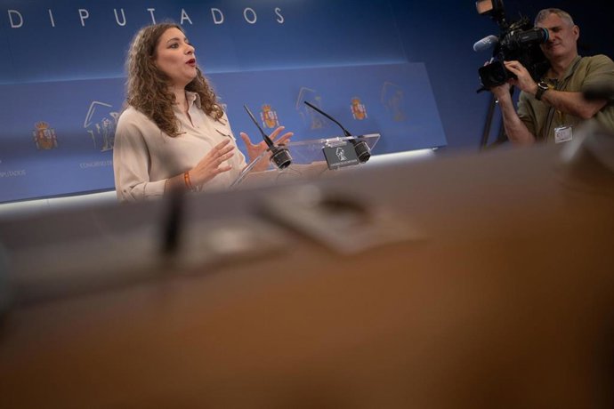 La portavoz del PP en el Congreso, Ester Muñoz, durante una rueda de prensa en el Congreso de los Diputados.