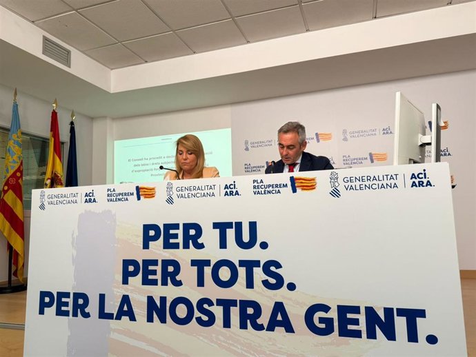 Archivo - La vicepresidenta primera, Susana Camarero, y el conseller de Agricultura, Miguel Barrachina, comparecen en rueda de prensa tras el pleno del Consell