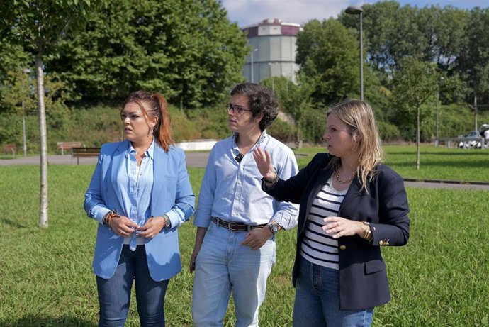 La presidenta de Vox Asturias y diputada regional, Carolina López, el diputado nacional de Vox por Asturias, José María Figaredo y la portavoz y concejal en el Ayuntamiento avilesino, Arancha Martínez Riola, en Avilés.