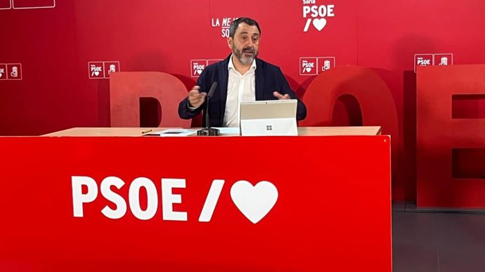El secretario adjunto de Organización del PSOE en Castilla y León, Javier Muñoz,  en rueda de prensa en Soria