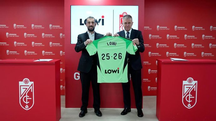 Carlos Soto, director de propuesta de valor de Vodafone España, y Lucas Alcaraz, representante institucional del Granada CF, en la presentación de LOWI como patrocinador del club nazarí para la temporada 2025-26.
