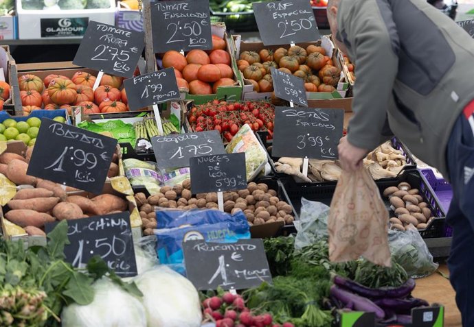 Archivo - Un mercado de alimentos, a 14 de marzo de 2025, en Madrid (España). 