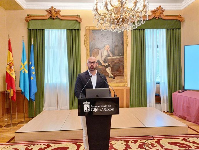 El concejal de Urbanismo de Gijón, Jesús Martínez Salvador, en rueda de prensa en el Consistorio gijonés.