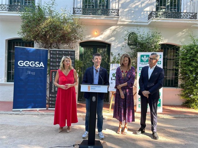 El portavoz del equipo de gobierno local de Granada, Jorge Saavedra, en rueda de prensa este martes en la Huerta de San Vicente