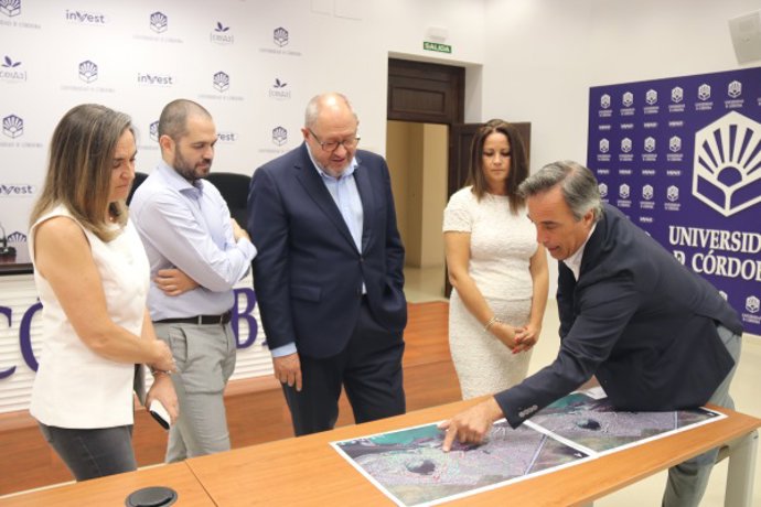 El director de la Unidad Patricia-UCO explica los hallazgos arqueológicos en la ciudad romana de Mellaria.
