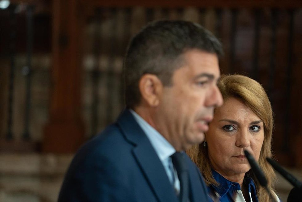 El president de la Generalitat, Carlos Mazón, y la vicepresidenta primera y consellera de Servicios Sociales, Igualdad y Vivienda y portavoz del Consell, Susana Camarero, ofrecen declaraciones