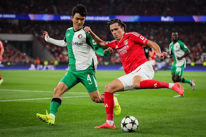 Archivo - In-Beom HWANG, do Feyenoord, e Alvaro CARRERAS, do Benfica, durante a partida de futebol da Liga dos Campeões da UEFA, Fase MD3, entre SL Benfica e Feyenoord Roterdã, em 23 de outubro de 2024, no Estádio da Luz, em Lisboa, Portugal - Foto Matthi