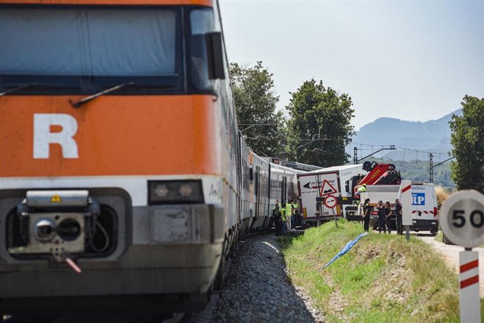 Tren de la R3 de Rodalies que ha descarrilado después de chocar con un camión