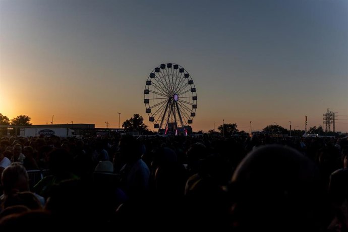 Ambiente previo en el recinto Iberdrola Music, ubicación del festival Mad Cool 2025, a 10 de julio de 2025, en Madrid (España).