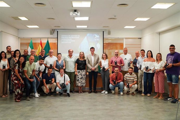 Foto de familia de la entrega de los dispositivos PDA a responsables de los municipios.
