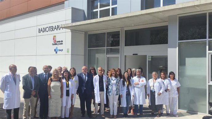 El consejero de Sanidad, junto a profesionales de los Hospitales de Soria y Burgos, visitan la Unidad de Radioterapia.
