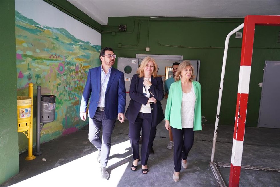 La alcaldesa en funciones, Inma Sanz, en el CEIP Honduras