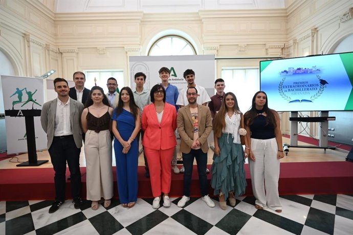 La delegada de Desarrollo Educativo de la Junta en Granada, María José Martín, en el centro en la imagen, ha asistido al homenaje