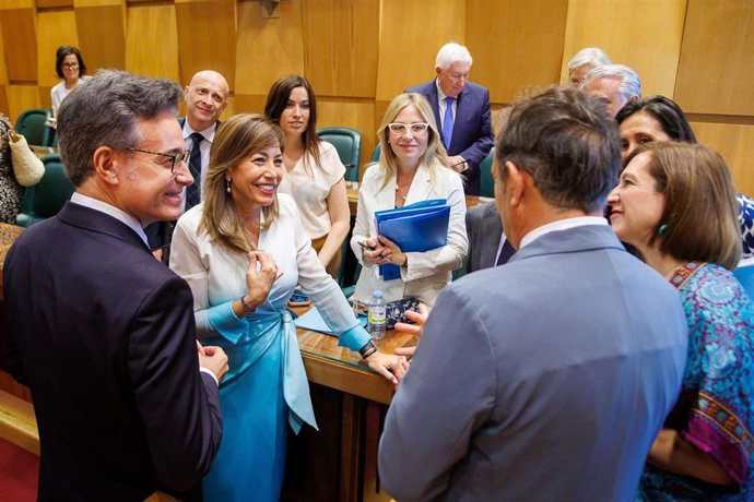La alcaldesa de Zaragoza, Natalia Chueca, junto a algunos de sus consejeros municipales y concejales en el Debate sobre el Estado de la Ciudad.