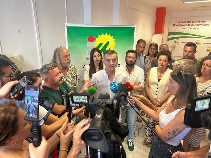 Antonio Maíllo atendiendo a la prensa en Cádiz.