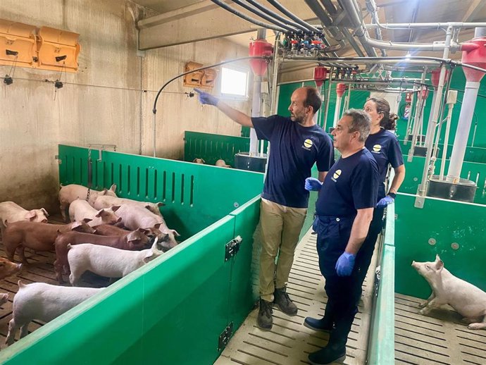 El director del ITACyL, Rafael Sáez, (primer plano), en su visita a Proinserga.