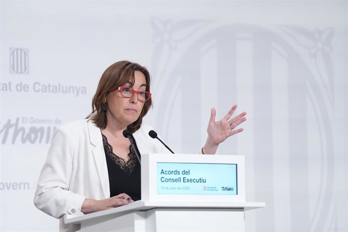 La consellera de Territorio, Vivienda y Transición Ecológica y portavoz de la Generalitat, Sílvia Paneque, durante una rueda de prensa tras la reunión del Consell Executiu, en el Palau de la Generalitat, a 15 de julio de 2025, en Barcelona
