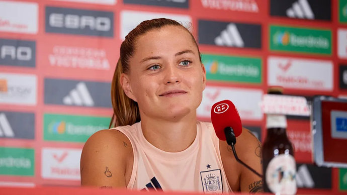 La internacional española Claudia Pina durante la rueda de prensa.