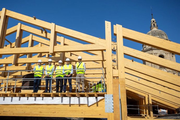 El presidente de la Diputación, Francisco Salado; el obispo emérito, Jesús Catalá; el presidente de la Fundación Unicaja, José M. Domínguez; y el deán de la Catedral, José Ferrary, han visitado los trabajos junto a los arquitectos responsables.