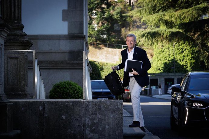 O titular do Goberno galego, Alfonso Rueda, antes de entrar ao Consello da Xunta.