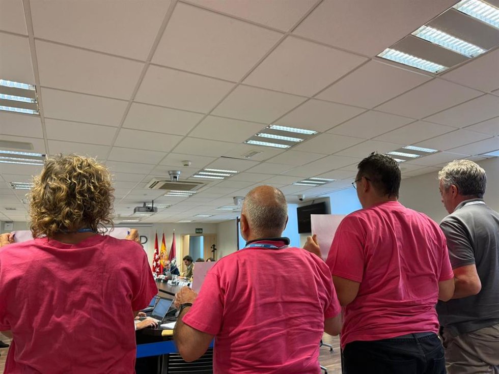 Miembros de la Banda Sinfónica Municipal protestan en la comisión de Cultura, Turismo y Deporte por la filtración de calificaciones en un proceso de selección.