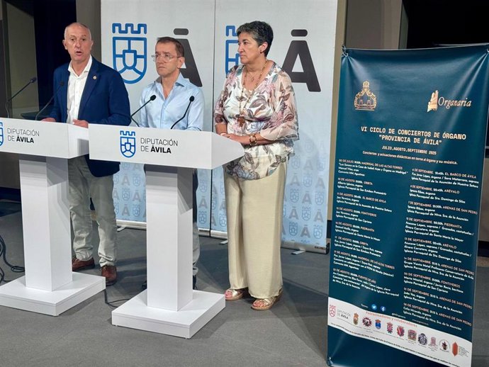 El diputado de Cultura, Javier González; el coordinador del Ciclo y miembro de Organaria, Francisco Javier López; y la presidenta de la Asociación Cultural San Juan de la Cruz, de Fontiveros, Ana Velázquez, en la presentación del ciclo.