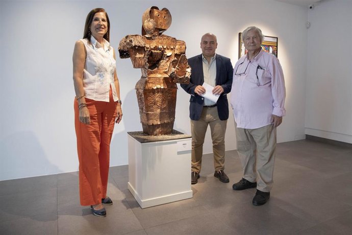 Duque (centro) y Morera en la inauguración de la muestra 'Señales'.