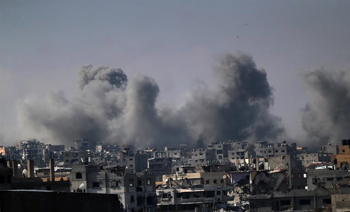 Archivo - Columnas de humo tras varios bombardeos del Ejército de Israel contra el barrio de Al Tufá, en el este de la ciudad de Gaza, situada en el norte de la Franja de Gaza (archivo)