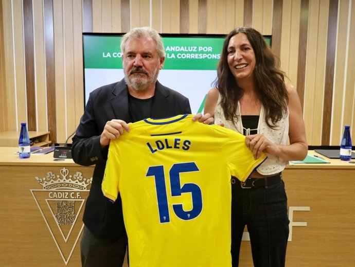 Loles López con el presidente del Cádiz CF tras adherirse el club gaditano al Pacto Andaluz por la Conciliación y la Corresponsabilidad.