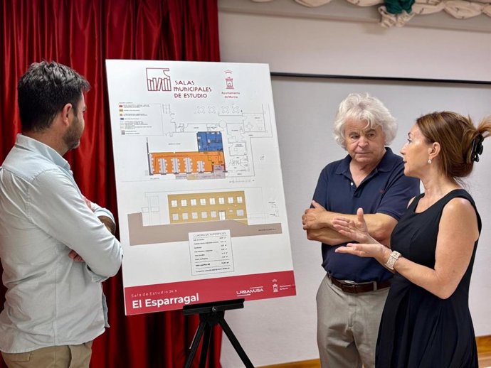 La concejal de Educación y Atención a la Ciudadanía de Murcia, Belén López, visita a junto con el presidente de la Junta Municipal de El Esparragal, Ángel Pérez, el local donde se ubicará la futura sala de estudio 24 horas en la pedanía