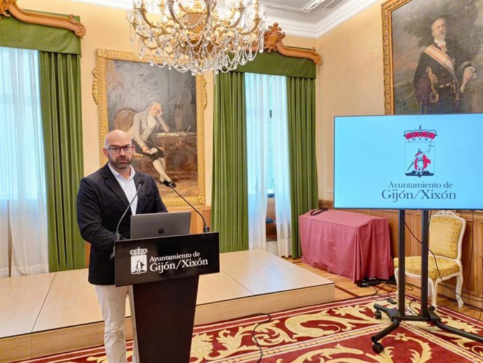 El concejal de Urbanismo del Ayuntamiento de Gijón, Jesús Martínez Salvador, en rueda de prensa en el Consistorio gijonés.