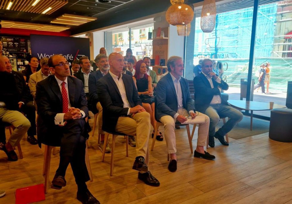 El presidente de la Cámara de Comercio de León, Javier Vega (segundo por la derecha) y el alcalde de León, José Antonio Diez (segundo por la izquierda), en la entrega del Premio Pyme del Año 2025 de León, junto a otros representantes.