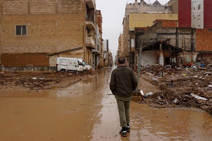 Archivo - Una persona pasea por la calle llena de barro, a 13 de noviembre de 2024, en Catarroja,  Valencia, Comunidad Valenciana (España). 