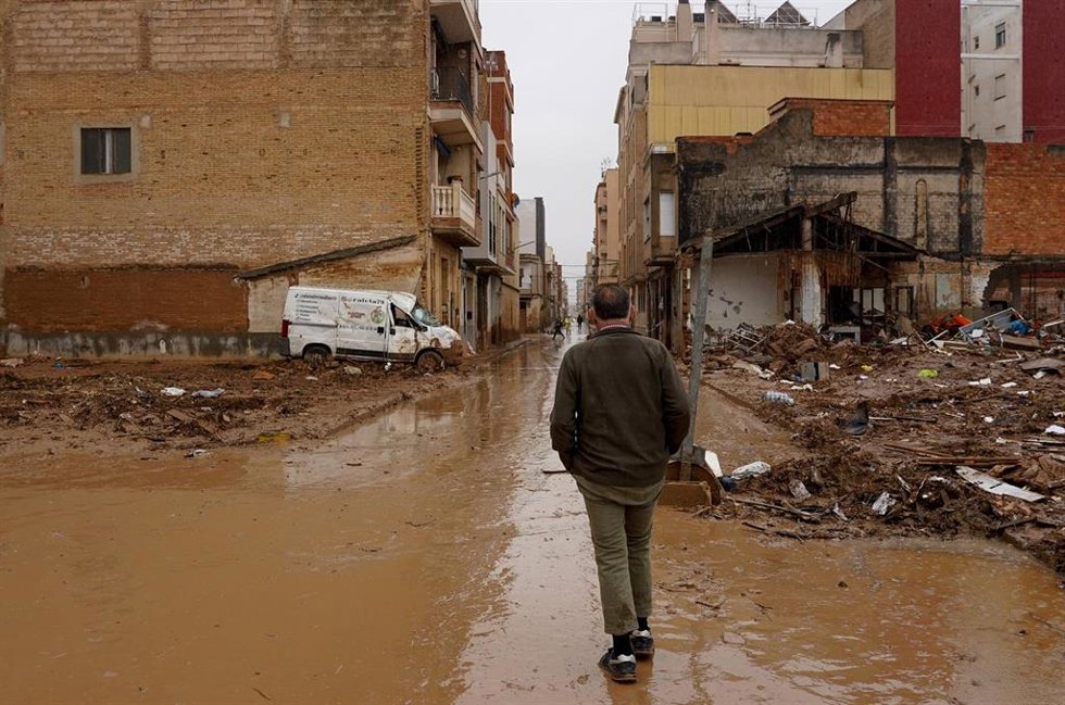 Archivo - Una persona pasea por la calle llena de barro, a 13 de noviembre de 2024, en Catarroja, Valencia, Comunidad Valenciana (España).