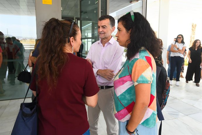 El coordinador federal de Izquierda Unida, Antonio Maíllo,  durante la concentración del día de hoy. A 18 de junio de 2025 en Málaga, Andalucía (España). El coordinador federal de Izquierda Unida, Antonio Maíllo, ha atendido a los medios en Málaga con mot