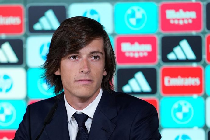 Álvaro Carreras en su presentación como nuevo jugador del Real Madrid.