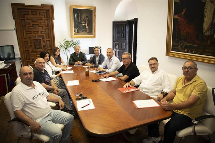 El presidente de la Diputación, Salvador Fuentes (centro), en la reunión entre Epremasa y CCOO.