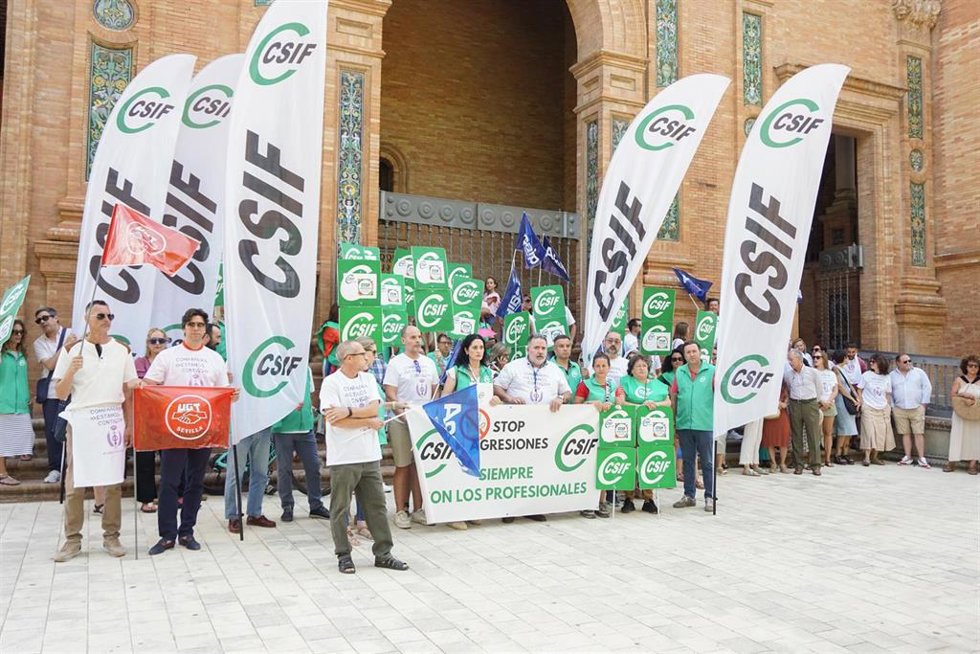 Los trabajadores de centros penitenciarios de toda Andalucía se concentran ante la Delegación del Gobierno en Andalucía para "mostrar su apoyo" a la psicóloga agredida física y sexualmente por un interno el pasado 8 de julio en la cárcel de Sevilla.