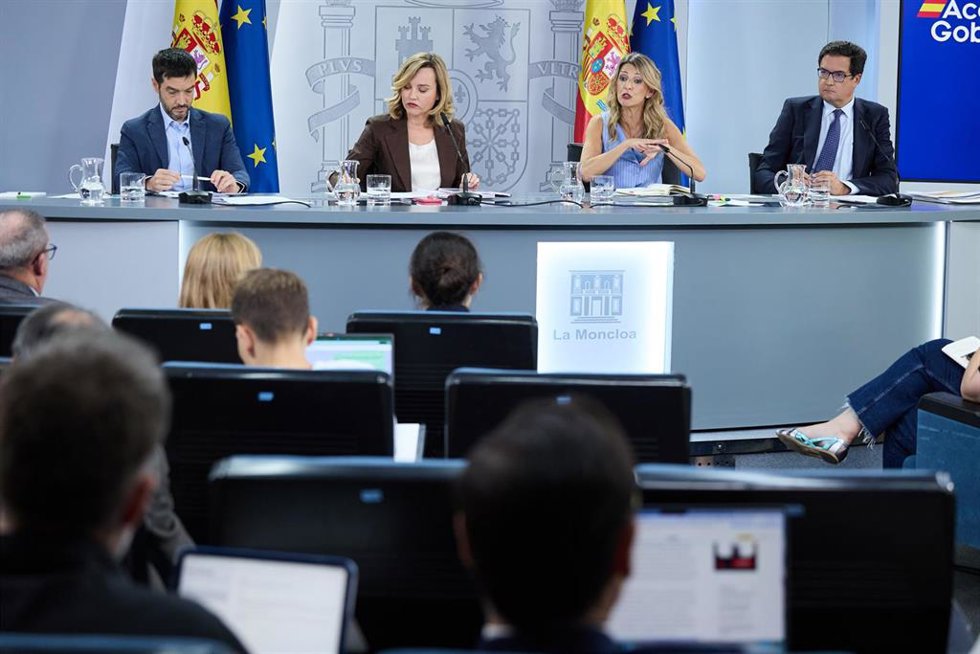 (I-D) El ministro de Derechos Sociales, Consumo y Agenda 2030, Pablo Bustinduy, ministra Portavoz, Pilar Alegría, la vicepresidenta segunda y ministra de Trabajo, Yolanda Díaz.