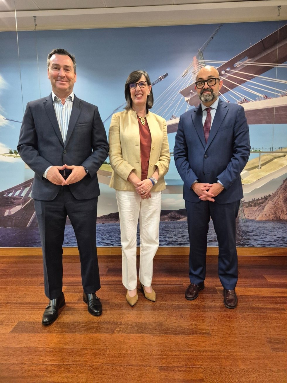 La presidenta de la Autoridad Portuaria de Gijón, Nieves Roqueñí, junto al presidente del Administrador de Infraestructuras Ferroviarias (ADIF), Pedro Marco de la Peña, y el presidente de Puertos del Estado, Gustavo Santana.