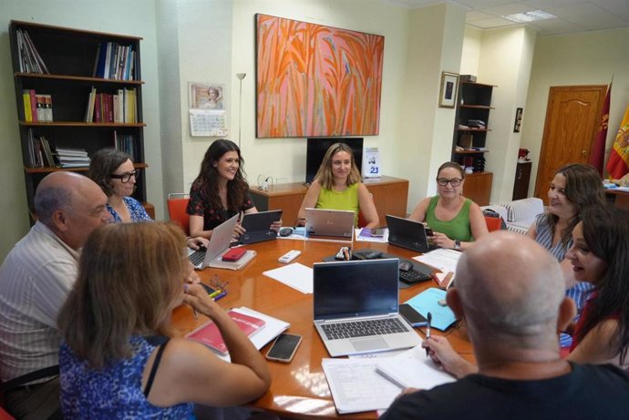 La consejera de Política Social, Familias e Igualdad, Conchita Ruiz, junto a otros miembros del Consejo de Administración del Instituto Murciano de Acción Social