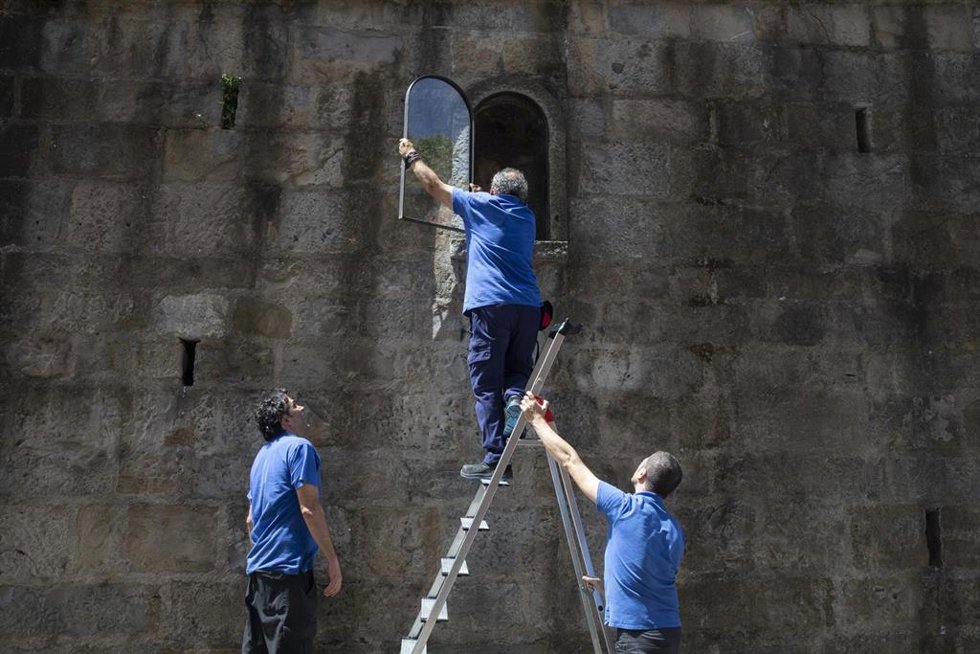 La réplica de la imagen de San Fermín regresa a su hornacina de la muralla de la cuesta de Santo Domingo