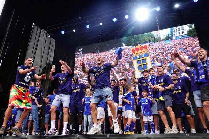 Varios jugadores del Real Oviedo durante la celebración del ascenso a Primera División del Real Oviedo, a 22 de junio de 2025, en Oviedo.