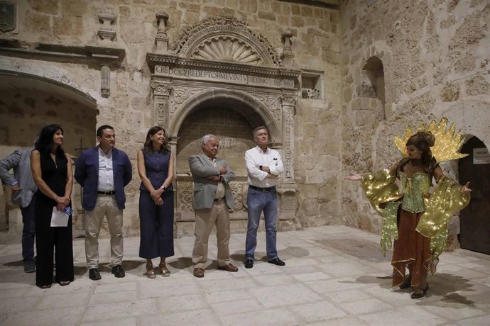 De izquierda a derecha, la alcaldesa de Ayllón, Rosalía Martín; el diputado de turismo, Javier Figueredo; la delegada territorial, Raquel Alonso; el consejero Gonzalo Santonja, y el procurador por Segovia Francisco Vázquez.