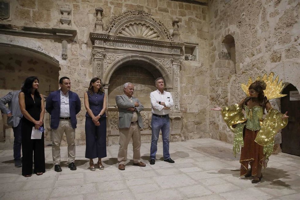 De izquierda a derecha, la alcaldesa de Ayllón, Rosalía Martín; el diputado de turismo, Javier Figueredo; la delegada territorial, Raquel Alonso; el consejero Gonzalo Santonja, y el procurador por Segovia Francisco Vázquez.